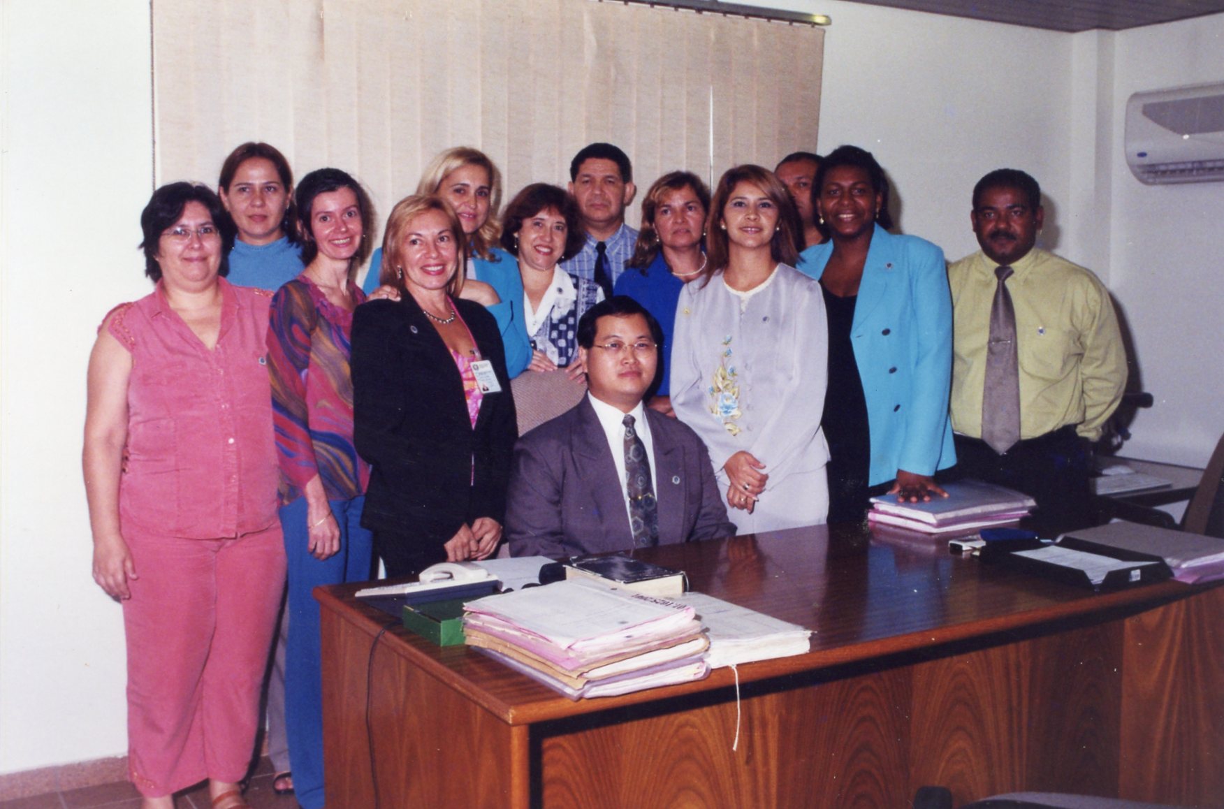 Foto de servidores (as) com des. Shikou Sadahiro, na época juiz da VT de Porto Velho/RO