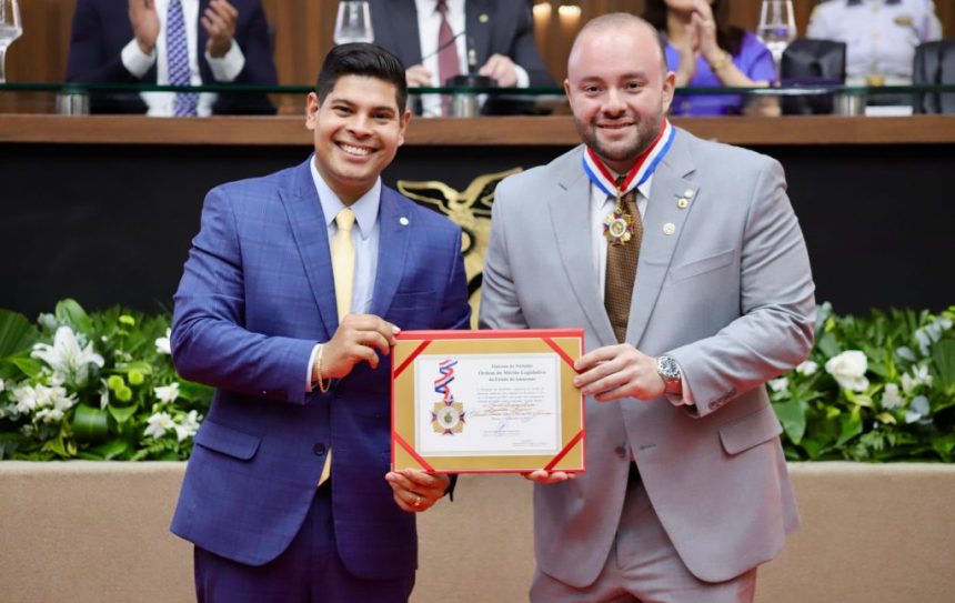 Deputado Mario Cesar Filho concede ao deputado federal Fausto Vieira dos Santos Junior a Medalha do Merito Legislativo 2024 Foto Leandro Cardoso 1024x646 nrzg2M