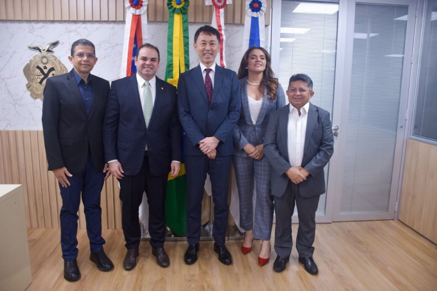 Deputado Joao Luiz destaca trabalhos do Nuriam ao consul geral do Japao em Manaus durante reuniao na Aleam Foto Mauro Smith sLoOR9