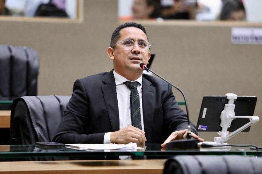 Transformando a Educacao Lei do deputado Daniel Almeida que cria Programa Voluntario da Familia na Escola e sancionada no Amazonas Gilson Mello 1024x682 FWLvnX