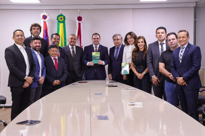 Presidentes da Aleam e do TJAM destacam relevancia da obra que trata sobre a Constituicao do Amazonas comentada Foto Herick Pereira D0AIAs