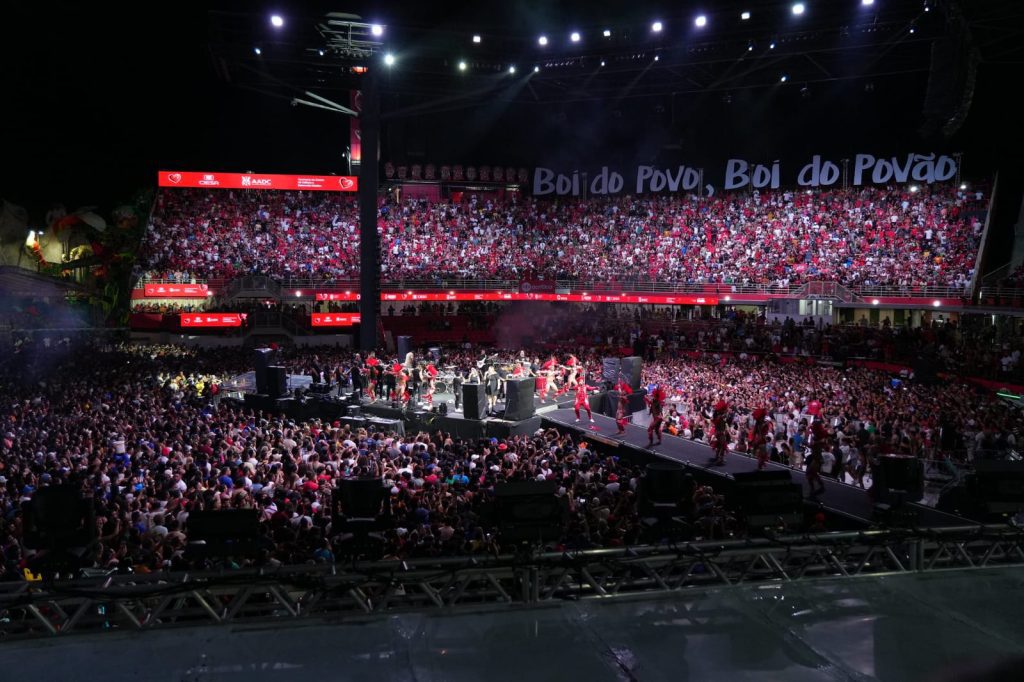 Festival de Parintins 2025: Com público recorde, Festa dos Visitantes reúne mais de 26 mil pessoas no Bumbódromo Portal o Judiciário Festival de Parintins 2025 Com publico recorde Festa dos Visitantes reune mais de 35 mil pessoas no Bumbodromo 4 Foto Aguilar Abecassis Secretaria de Cultura e Economia Criativa 1024x682 1