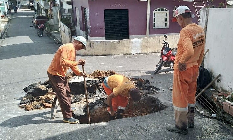 Prefeitura de Manaus realiza manutencao em rede de drenagem no bairro Compensa