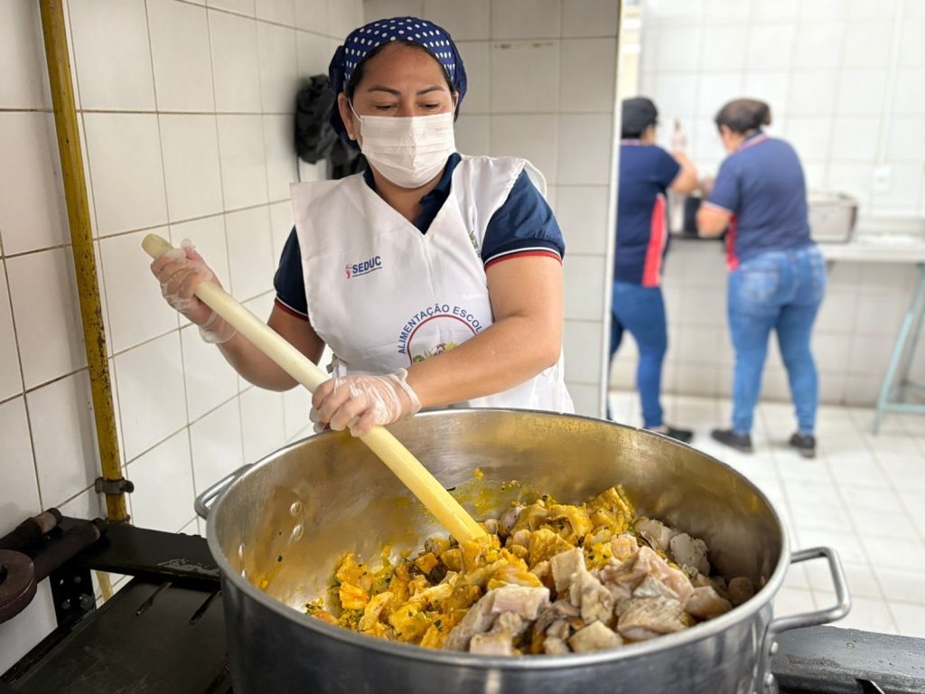 Via Preme: ADS destina mais de 147 toneladas de alimentos à rede estadual de ensino após recesso escolar Portal o Judiciário ADS Pirarucu seco na merenda escolar Foto Jhonny Marques 1 1024x768 1