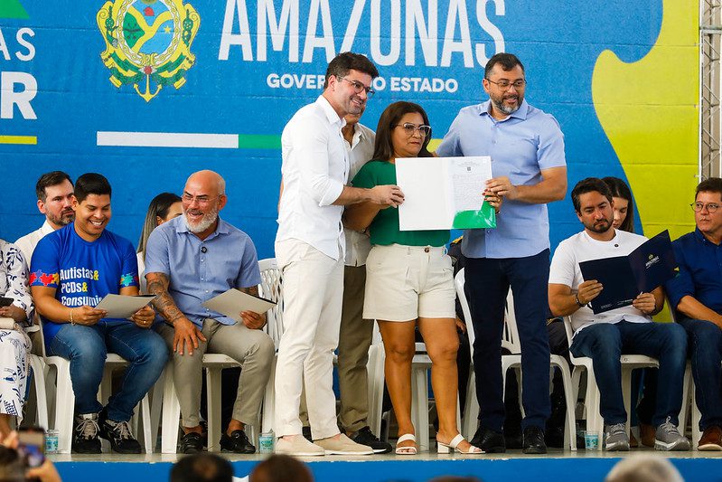 “Esse documento é muito importante para mim”, diz moradora do Conjunto Carlos Braga ao receber título definitivo do imóvel Portal o Judiciário ENTREGA DE TITULOS 2