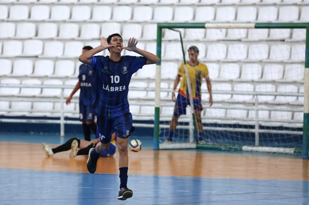 Do Purus para as finais: Lábrea conquista espaço no futsal do JEAs 2025 Portal o Judiciário Educacao JEAs Futsal Kemenson Foto Euzivaldo Queiroz 1024x680 1