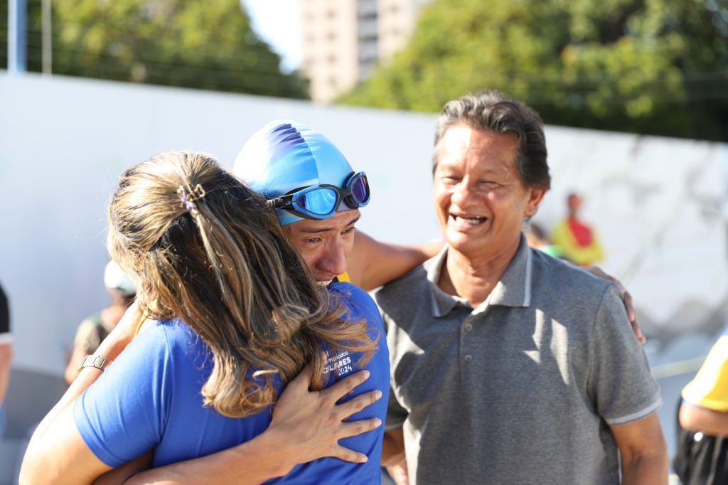 Educacao JEAs Natacao Adson Familia Foto Eduardo Cavalcante 1024x682 1