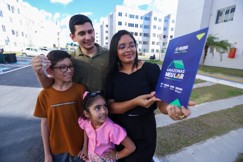 Subsídio Entrada do Meu Lar já beneficiou mais de 1,4 mil famílias para compra de imóvel, no Amazonas Portal o Judiciário FAMILIA DAIANA FEITOSA BENEFICIADA COM SUBSIDIO FOTO PAULA PESSOA UGPE 7 1024x682 1