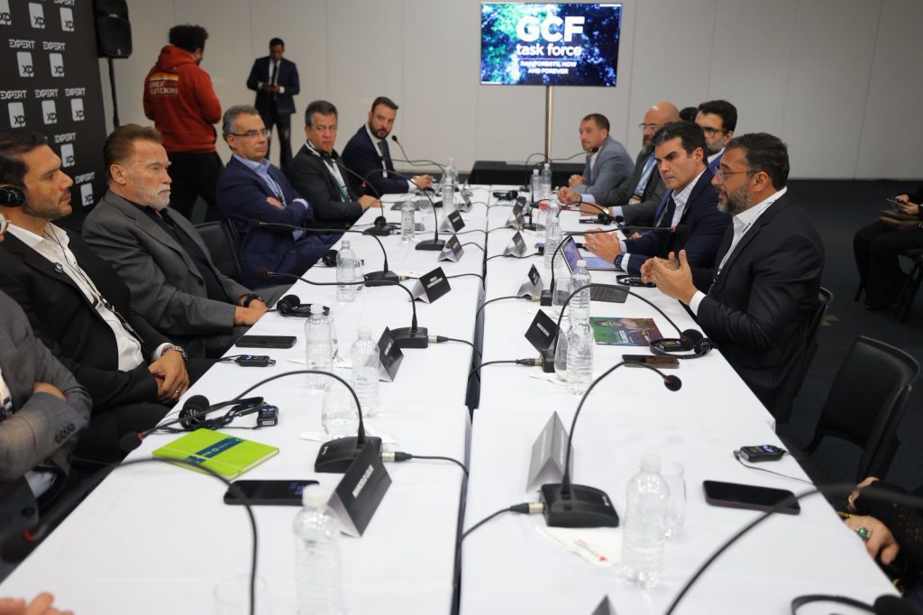 Governador Wilson Lima apresenta a Arnold Schwarzenegger papel estratégico do Amazonas na agenda climática global e na defesa dos povos da floresta Portal o Judiciário Governador Wilson Lima apresenta a Arnold Schwarzenegger papel estrategico do Amazonas na agenda climatica global e na defesa dos povos da floresta 2 foto Diego Peres Secom 1024x682 1