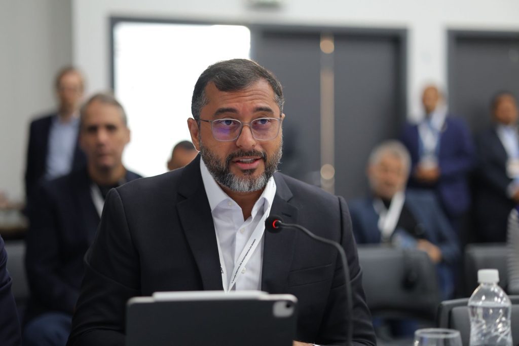 Governador Wilson Lima apresenta a Arnold Schwarzenegger papel estratégico do Amazonas na agenda climática global e na defesa dos povos da floresta Portal o Judiciário Governador Wilson Lima apresenta a Arnold Schwarzenegger papel estrategico do Amazonas na agenda climatica global e na defesa dos povos da floresta 3 foto Diego Peres Secom 1024x682 1