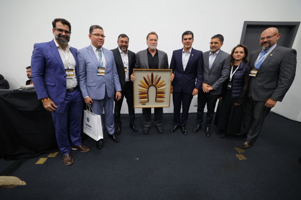 Governador Wilson Lima apresenta a Arnold Schwarzenegger papel estratégico do Amazonas na agenda climática global e na defesa dos povos da floresta Portal o Judiciário Governador Wilson Lima apresenta a Arnold Schwarzenegger papel estrategico do Amazonas na agenda climatica global e na defesa dos povos da floresta 4 foto Diego Peres Secom 1024x682 1