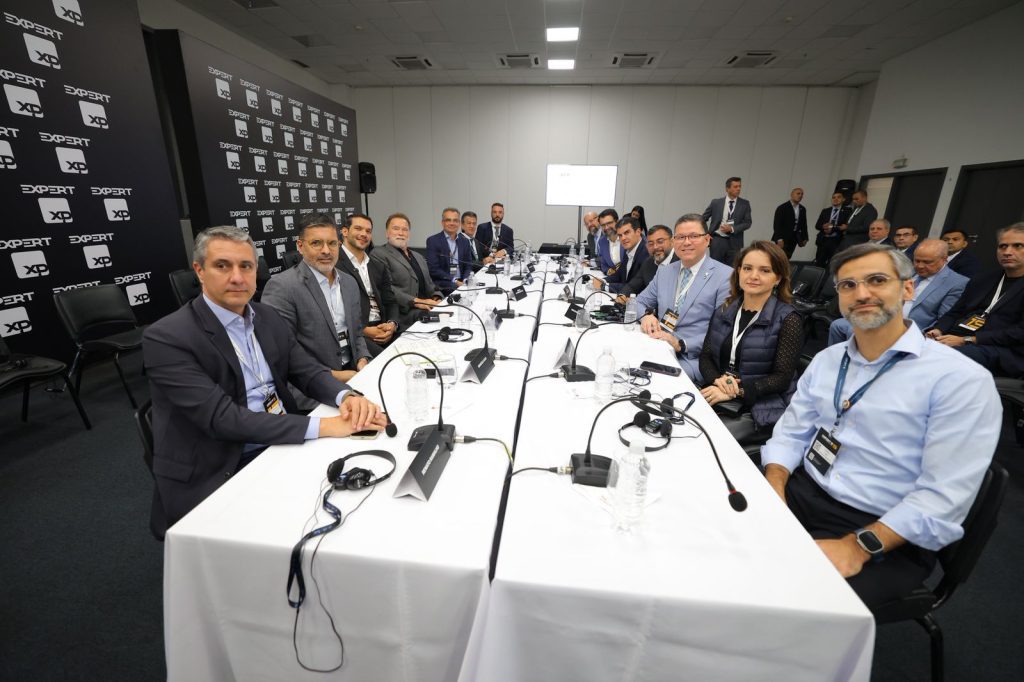 Governador Wilson Lima apresenta a Arnold Schwarzenegger papel estratégico do Amazonas na agenda climática global e na defesa dos povos da floresta Portal o Judiciário Governador Wilson Lima apresenta a Arnold Schwarzenegger papel estrategico do Amazonas na agenda climatica global e na defesa dos povos da floresta 5 foto Diego Peres Secom 1024x682 1