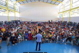 Governador Wilson Lima entrega titulos definitivos e anuncia regularizacao de 18 mil imoveis em Manaus 3 foto Diego Peres Secom 1024x682 1
