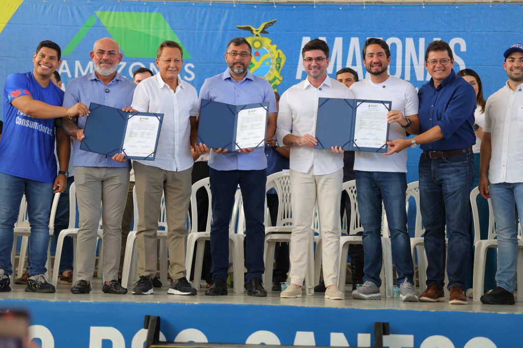Governador Wilson Lima entrega títulos definitivos e anuncia regularização de 1,8 mil imóveis em Manaus Portal o Judiciário Governador Wilson Lima entrega titulos definitivos e anuncia regularizacao de 18 mil imoveis em Manaus 6 foto Diego Peres Secom 1024x682 1