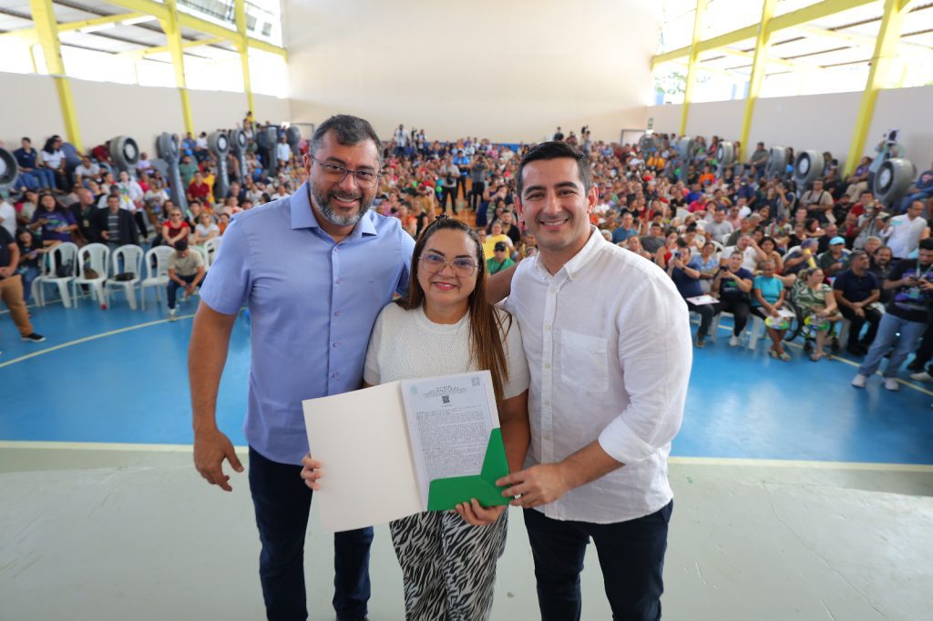 Governador Wilson Lima entrega títulos definitivos e anuncia regularização de 1,8 mil imóveis em Manaus Portal o Judiciário Governador Wilson Lima entrega titulos definitivos e anuncia regularizacao de 18 mil imoveis em Manaus 7 foto Diego Peres Secom 1024x682 1