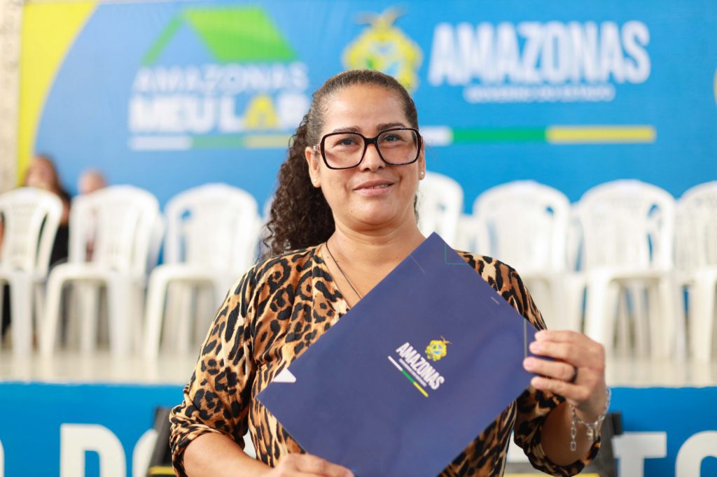 Governador Wilson Lima entrega títulos definitivos e anuncia regularização de 1,8 mil imóveis em Manaus Portal o Judiciário Governador Wilson Lima entrega titulos definitivos e anuncia regularizacao de 18 mil imoveis em Manaus 9 beneficiarios Noelia Barros foto Tiago Correa UGPE 1024x682 1