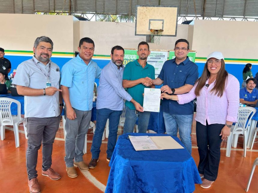 Ipaam em Apui Foto 3 Diretor presidente do Ipaam blusa azul escuro entregando licenca 1024x768 1