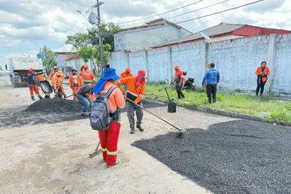 Prefeitura de Manaus realiza manutencao asfaltica no bairro Flores