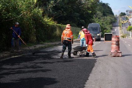 Prefeitura de Manaus realiza recuperacao asfaltica em grande avenida do bairro Cidade de Deus 3