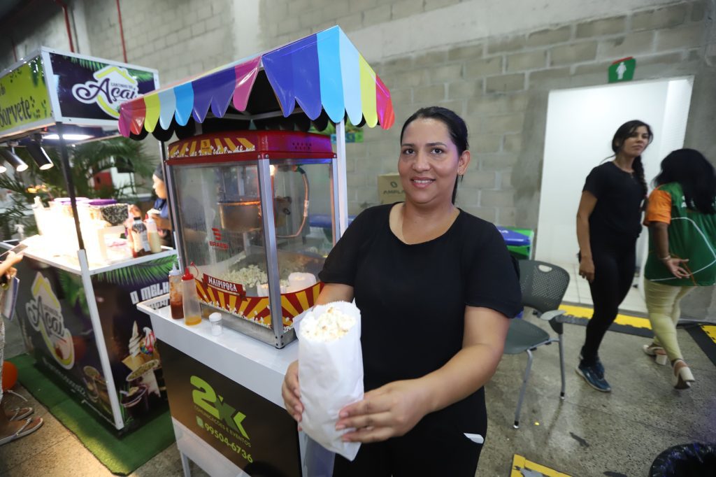 Feirão Amazonas Meu Lar realiza sonho da casa própria e impulsiona renda de empreendedores do setor alimentício Portal o Judiciário UGPE EMPREENDEDORA CARLA BARROS FOTO PAULAPESSOA 1024x682 1
