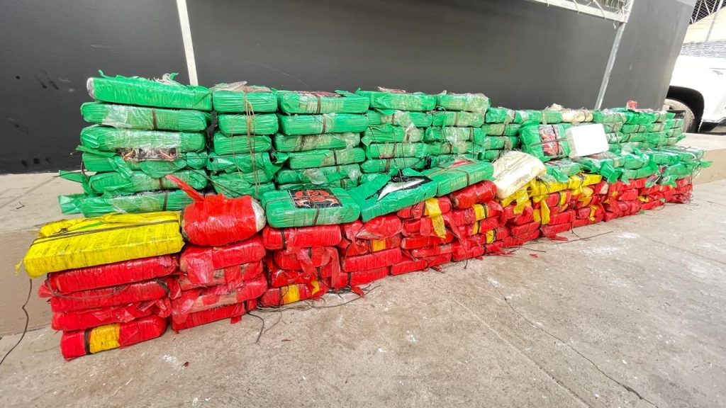 Volume de drogas apreendido pelo Amazonas em 2025 é o maior comparado aos últimos 10 anos Portal o Judiciário VOLUME DE DROGAS APREENDIDO PELO AMAZONAS EM 2025 E O MAIOR EM RELACAO AOS ULTIMOS 10 ANOS FOTOS ERLON RODRIGUES PC AM BEATRIZ SAMPAIO PC AM DIEGO PERES SECOM DIVULGACAO PMAM 4 1024x576 1