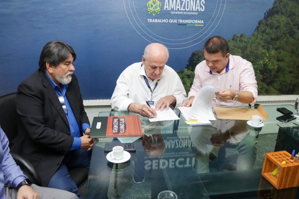 Sedecti e Correios firmam protocolo para fortalecer logística e ampliar mercado de empreendedores amazonenses Portal o Judiciário WhatsApp Image 2025 07 24 at 133459 1024x682 1