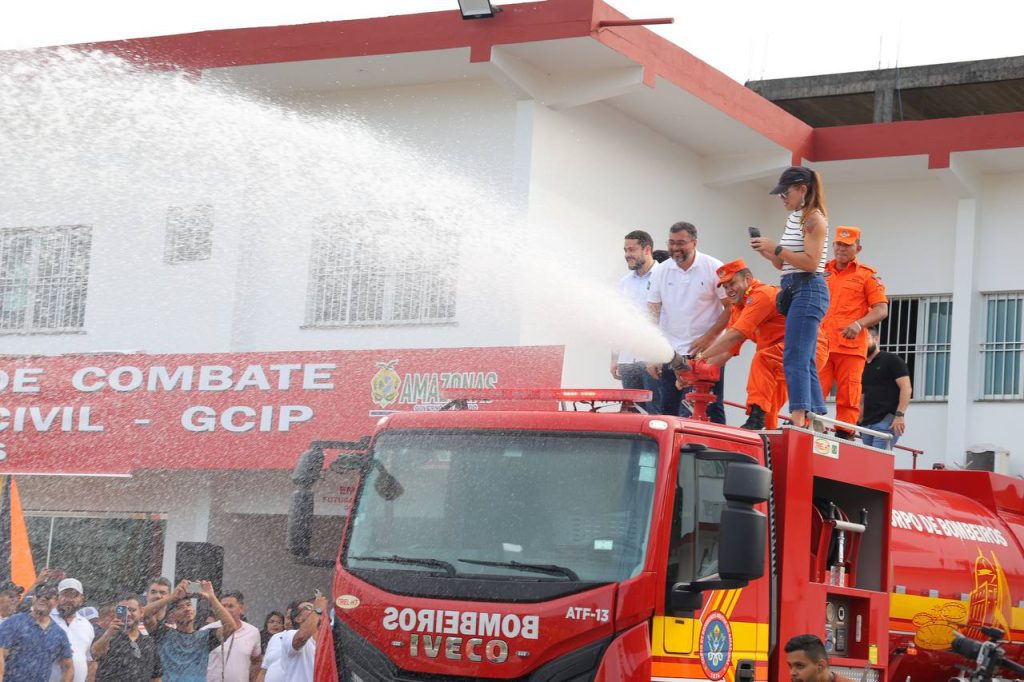 Em Coari, governador Wilson Lima entrega viatura de combate a incêndio com capacidade para 10 mil litros de água Portal o Judiciário Em Coari governador Wilson Lima entrega viatura de combate a incendio com capacidade para 10 mil litros de agua 4 Foto Diego Peres e Mauro Neto Secom 1024x682 1