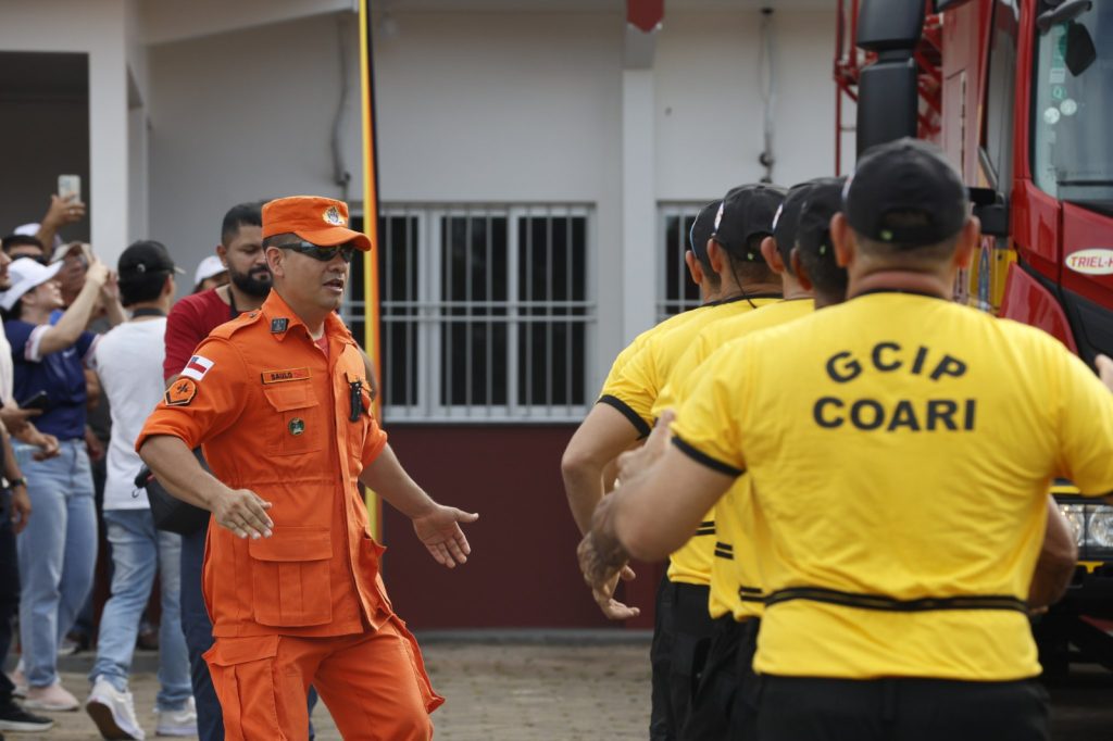 Em Coari, governador Wilson Lima entrega viatura de combate a incêndio com capacidade para 10 mil litros de água Portal o Judiciário Em Coari governador Wilson Lima entrega viatura de combate a incendio com capacidade para 10 mil litros de agua 5 Foto Diego Peres e Mauro Neto Secom 1024x682 1