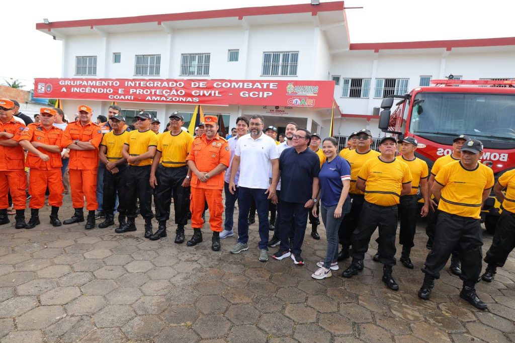 Em Coari, governador Wilson Lima entrega viatura de combate a incêndio com capacidade para 10 mil litros de água Portal o Judiciário Em Coari governador Wilson Lima entrega viatura de combate a incendio com capacidade para 10 mil litros de agua 6 Foto Diego Peres e Mauro Neto Secom 1 1024x682 1