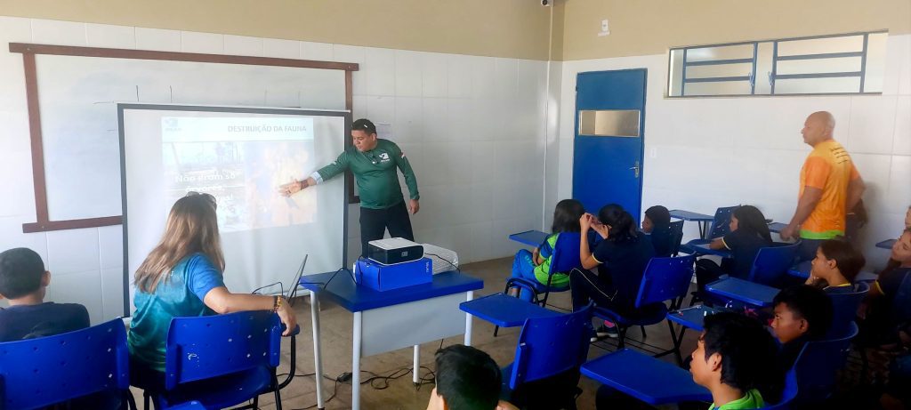 Ipaam conclui campanha contra queimadas em Autazes e atende mais de mil alunos Portal o Judiciário Equipe do Ipaam durante palestra em Autazes Foto 2 Divulgacao Ipaam 01 08 2025 1024x461 1