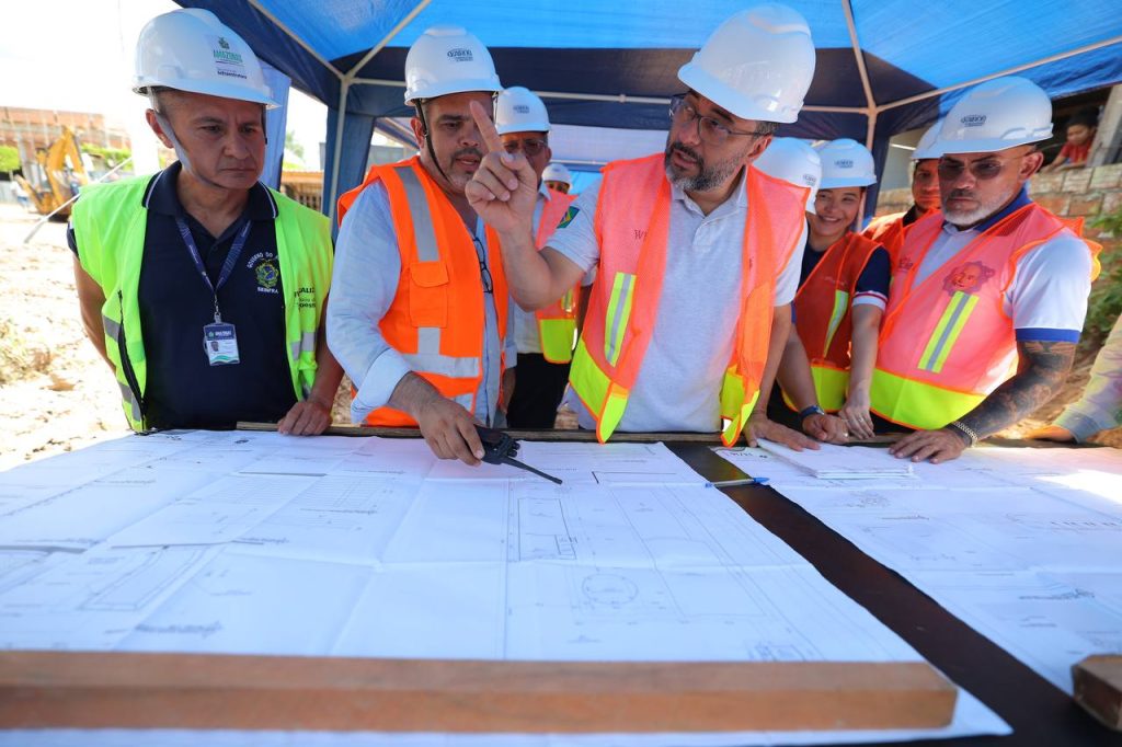 Governador Wilson Lima vistoria avanco da obra de revitalizacao e ampliacao do sistema de abastecimento de agua em Codajas 2 Foto Alex Pazuello Secom 1024x682 1
