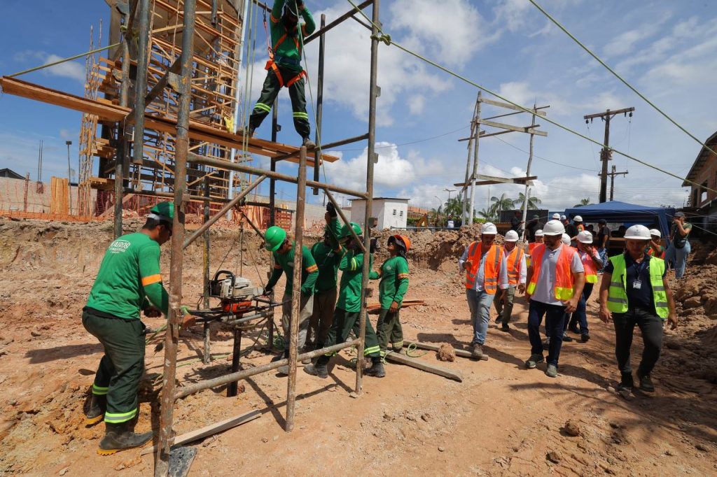 Governador Wilson Lima vistoria avanco da obra de revitalizacao e ampliacao do sistema de abastecimento de agua em Codajas 4 Foto Alex Pazuello Secom 1024x682 1