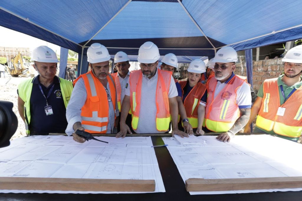 Governador Wilson Lima vistoria avanco da obra de revitalizacao e ampliacao do sistema de abastecimento de agua em Codajas 5 Foto Alex Pazuello Secom 1024x682 1