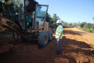 Governador Wilson Lima vistoria obras de pavimentacao nos ramais da Cooperativa e do Pau Rosa na zona rural de Manaus 1 Foto Lucas Silva Amazonastur 1024x682 1