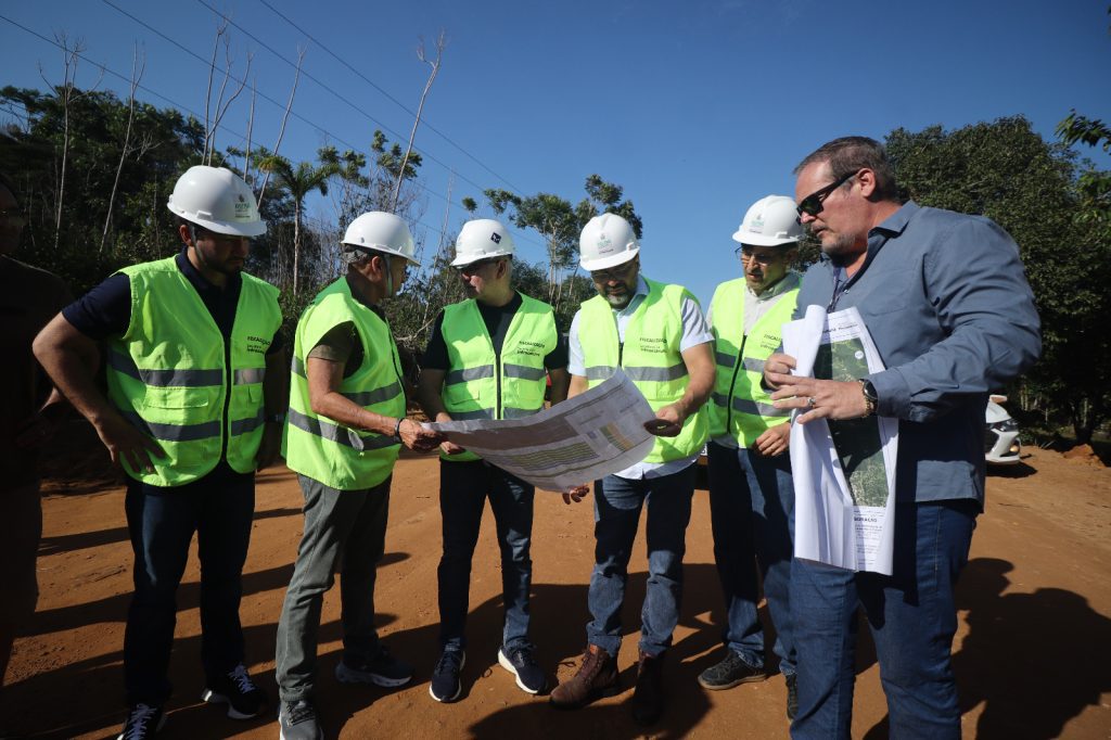 Governador Wilson Lima vistoria obras de pavimentacao nos ramais da Cooperativa e do Pau Rosa na zona rural de Manaus 2 Foto Lucas Silva Amazonastur 1024x682 1