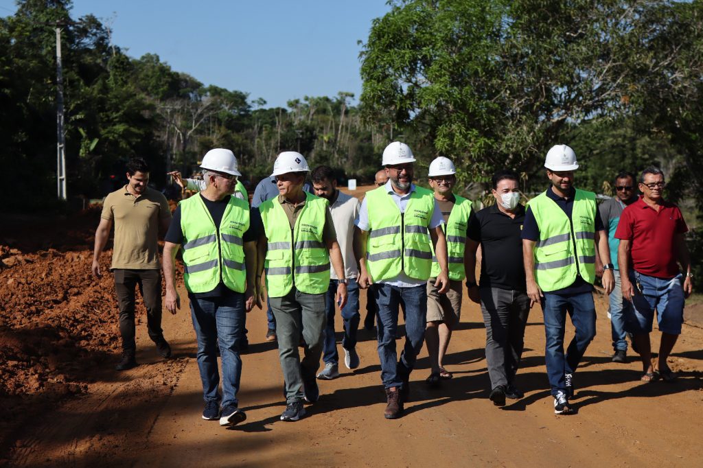Governador Wilson Lima vistoria obras de pavimentacao nos ramais da Cooperativa e do Pau Rosa na zona rural de Manaus 3 Foto Lucas Silva Amazonastur 1024x682 1