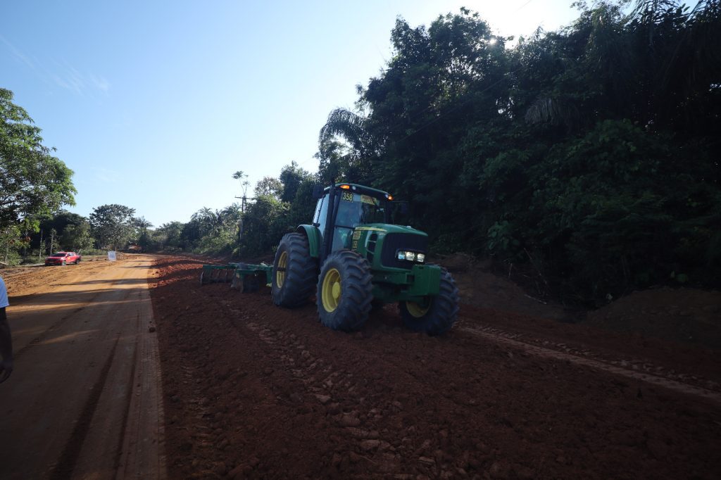 Governador Wilson Lima vistoria obras de pavimentacao nos ramais da Cooperativa e do Pau Rosa na zona rural de Manaus 4 Foto Lucas Silva Amazonastur 1024x682 1