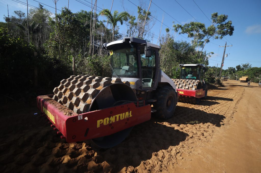 Governador Wilson Lima vistoria obras de pavimentacao nos ramais da Cooperativa e do Pau Rosa na zona rural de Manaus 5 Foto Lucas Silva Amazonastur 1024x682 1