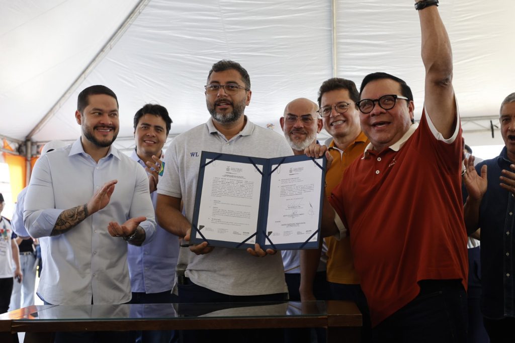 No aniversário de 93 anos de Coari, governador Wilson Lima anuncia R$ 25 milhões em asfaltamento e nova iluminação pública Portal o Judiciário No aniversario de 93 anos de Coari governador Wilson Lima anuncia R 25 milhoes em asfaltamento e nova iluminacao publica 2 Foto Diego Peres Secom 1024x682 1