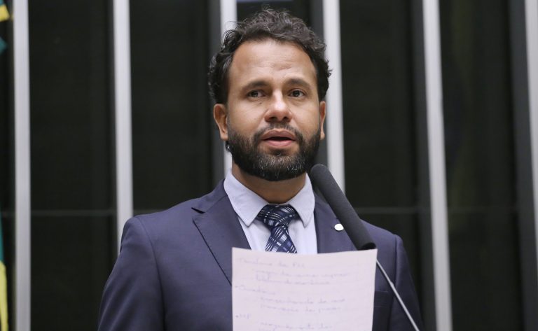 Comissão aprova proposta de bolsas para estudantes de artes de baixa renda