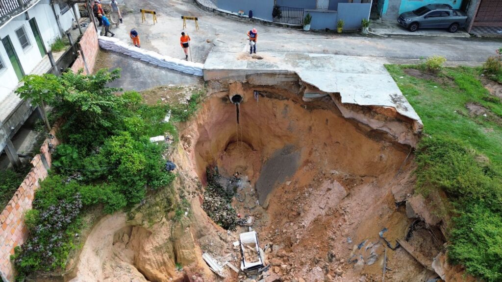 Prefeitura-de-Manaus-inicia-obras-de-contencao-em-talude-no-bairro-Colonia-Antonio-Aleixo-zona-Leste