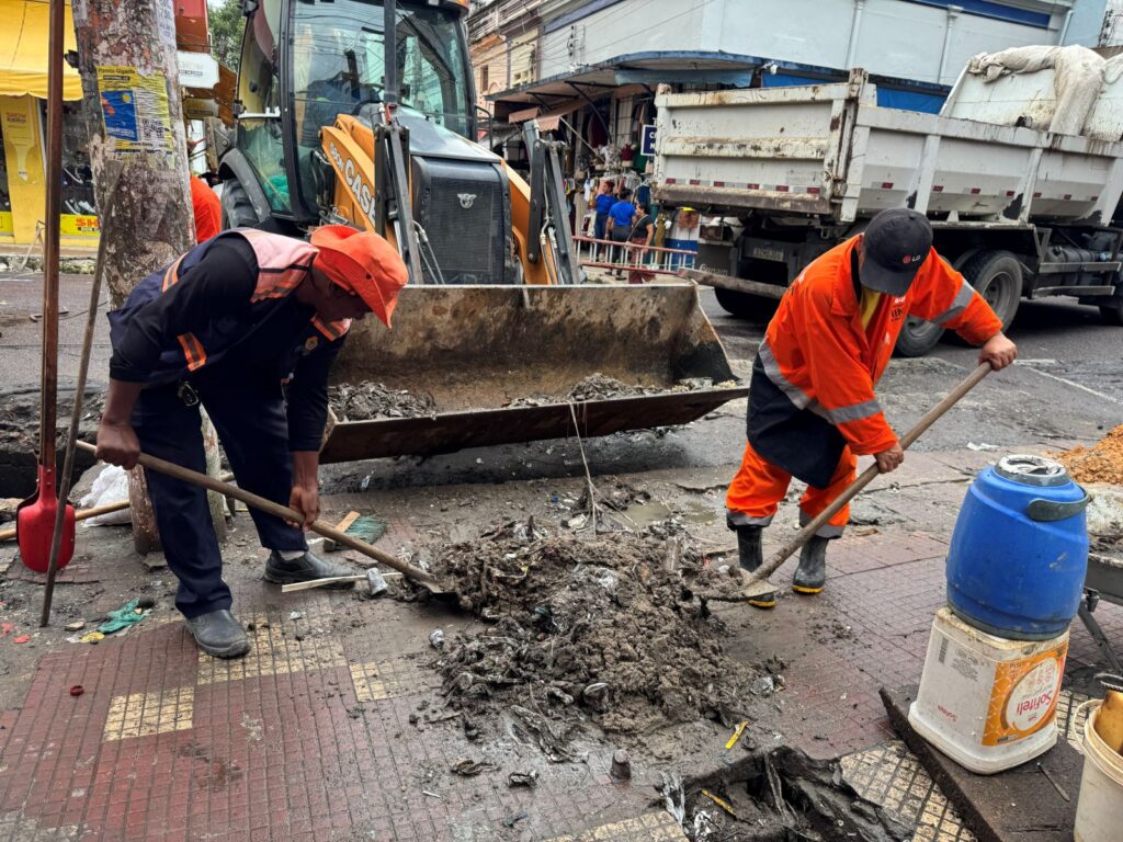 Prefeitura-de-Manaus-intensifica-recuperacao-de-drenagem-no-centro-historico-apos-fortes-chuvas-e-reforca-combate-ao-descarte-irregular-de-lixo-3