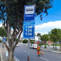 Prefeitura de Manaus reorganiza sinalização de linhas de ônibus em Ponta Negra para orientar passageiros durante faixa liberada e eventos