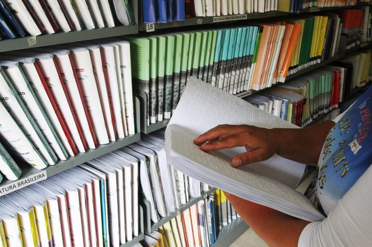 Comissão debate atraso na entrega de livros em braile para estudantes com deficiência visual