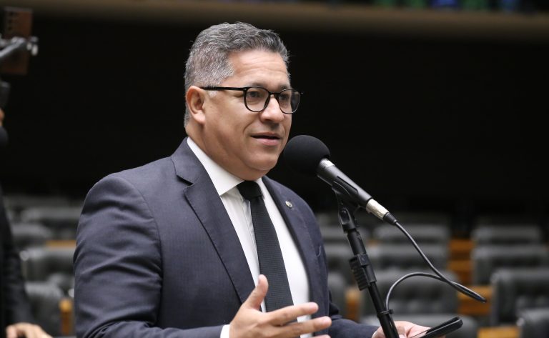Comissão aprova projeto que determina tradução de Constituição para línguas indígenas