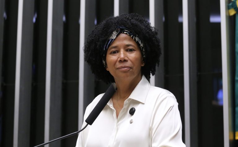 Comissão aprova ampliação de veículos adaptados em frotas de táxis e locadoras