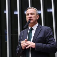 Comissão de Segurança aprova projeto que criminaliza domínio territorial por grupos criminosos