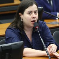 Comissão aprova regra de transparência para reforma de escolas após desastres