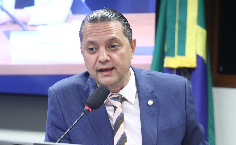 Comissão da Câmara aprova cordão de fita roxa como símbolo nacional para identificar pessoas com Alzheimer