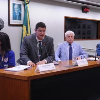 Debatedores condenam práticas terapêuticas agressivas e mercado da “cura” do autismo